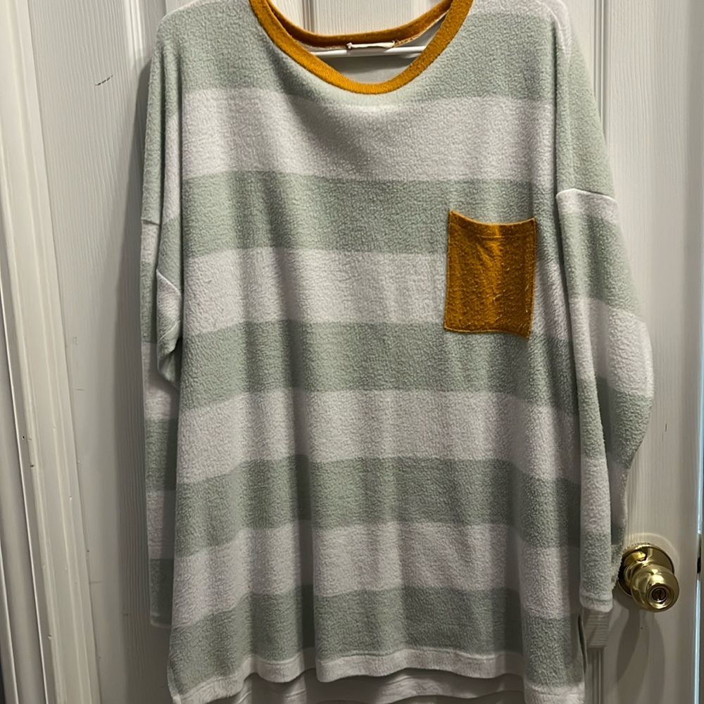 Tagless XL sweater. So comfy and cute!